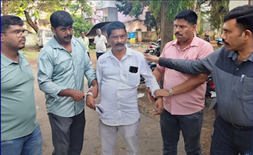 ಜೇಬಿಗೆ ಹಣ ಹಾಕುತ್ತಿದ್ದಂತೆ ಎಂಟ್ರಿ ಕೊಟ್ಟ ಲೋಕಾಯುಕ್ತ; ಆರ್ಐ ಅರೆಸ್ಟ್!